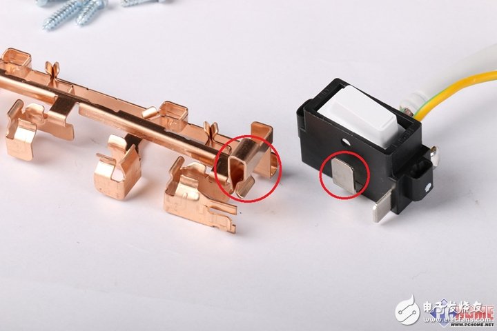 把插線板做成藝術(shù)品？小米插線板暴力拆解