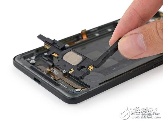 然后是支持邊緣壓力操作的傳感器。傳感器被安置在金屬中框內(nèi)側(cè)的金屬凹槽中，采用柔性印刷電路板連接，對(duì)稱(chēng)排布在手機(jī)下端。