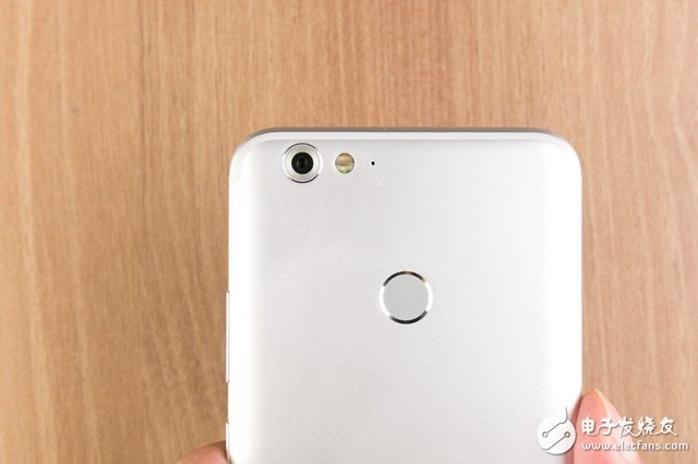 能否成為拍照攪局者？海信H10拆解圖賞