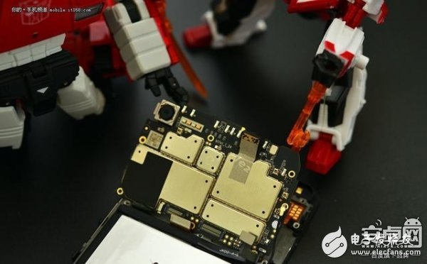 這款手機(jī)的拆解 竟然要?jiǎng)佑玫阶冃谓饎?
